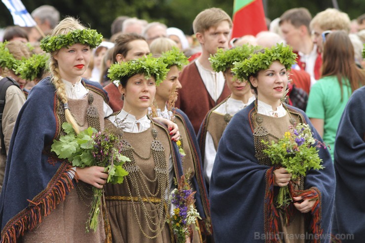 Ziemeļu un Baltijas valstu Dziesmu svētku dalībnieku gājiens Rīgas ielās norit lielās ovācijās 152630