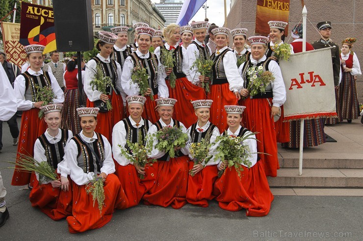 Ziemeļu un Baltijas valstu Dziesmu svētku dalībnieku gājiens Rīgas ielās norit lielās ovācijās 152633