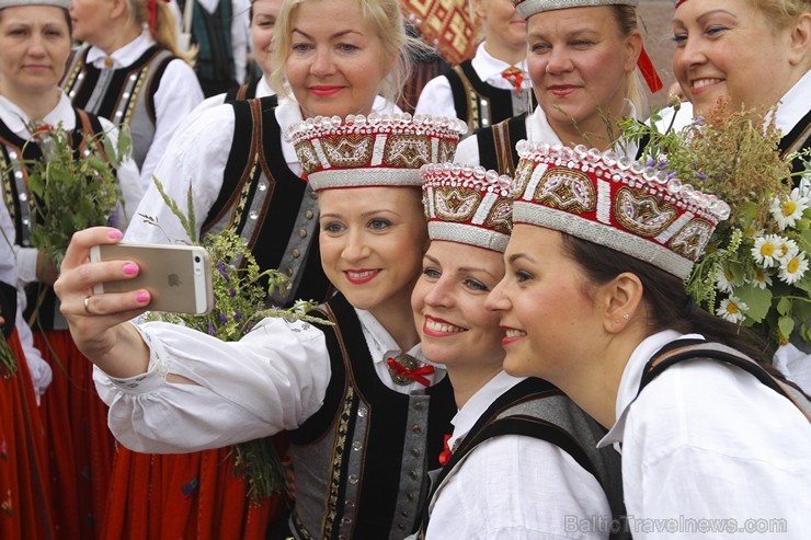 Ziemeļu un Baltijas valstu Dziesmu svētku dalībnieku gājiens Rīgas ielās norit lielās ovācijās 152634