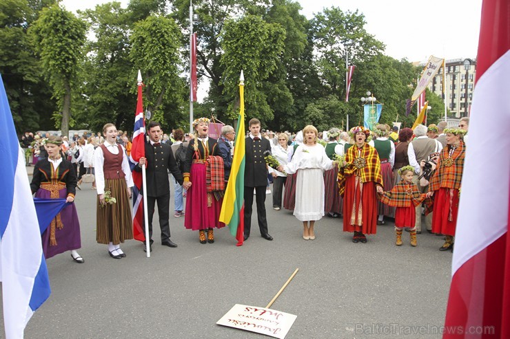 Ziemeļu un Baltijas valstu Dziesmu svētku dalībnieku gājiens Rīgas ielās norit lielās ovācijās 152636