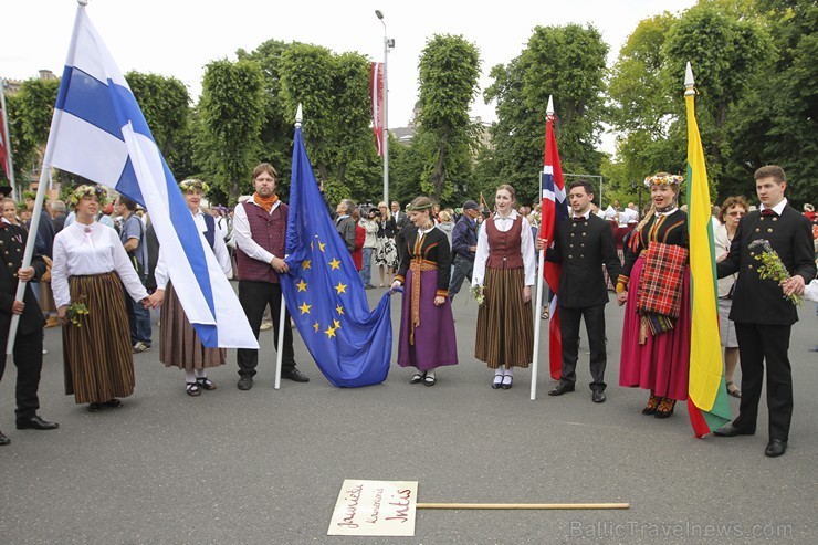 Ziemeļu un Baltijas valstu Dziesmu svētku dalībnieku gājiens Rīgas ielās norit lielās ovācijās 152637