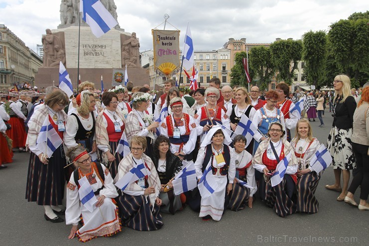 Ziemeļu un Baltijas valstu Dziesmu svētku dalībnieku gājiens Rīgas ielās norit lielās ovācijās 152638