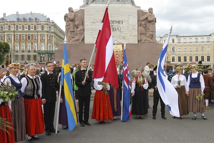 Ziemeļu un Baltijas valstu Dziesmu svētku dalībnieku gājiens Rīgas ielās norit lielās ovācijās 152639