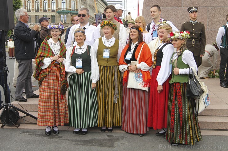 Ziemeļu un Baltijas valstu Dziesmu svētku dalībnieku gājiens Rīgas ielās norit lielās ovācijās 152640