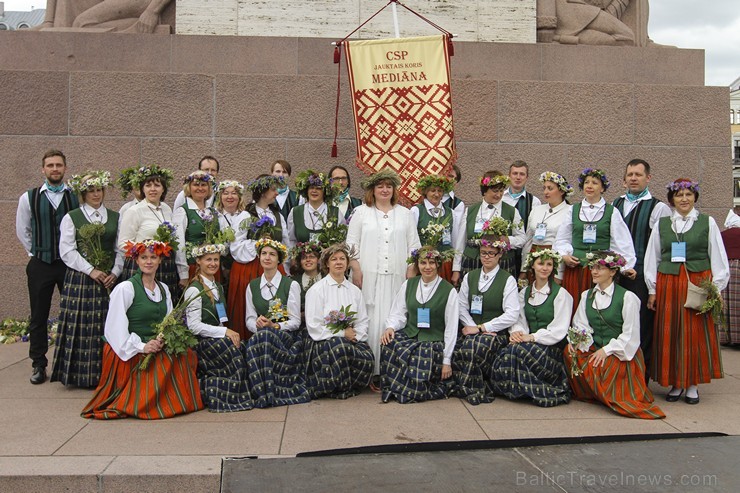 Ziemeļu un Baltijas valstu Dziesmu svētku dalībnieku gājiens Rīgas ielās norit lielās ovācijās 152641