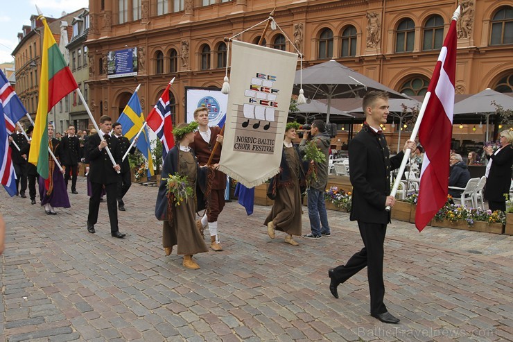 Ziemeļu un Baltijas valstu Dziesmu svētku dalībnieku gājiens Rīgas ielās norit lielās ovācijās 152709