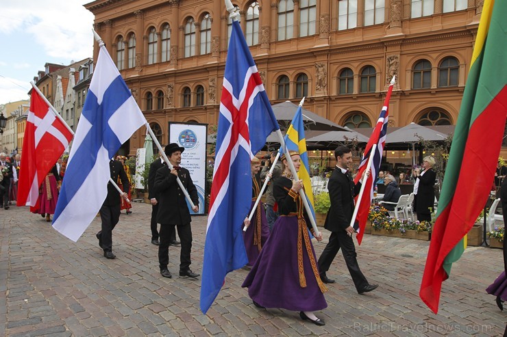 Ziemeļu un Baltijas valstu Dziesmu svētku dalībnieku gājiens Rīgas ielās norit lielās ovācijās 152710