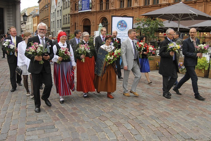 Ziemeļu un Baltijas valstu Dziesmu svētku dalībnieku gājiens Rīgas ielās norit lielās ovācijās 152711