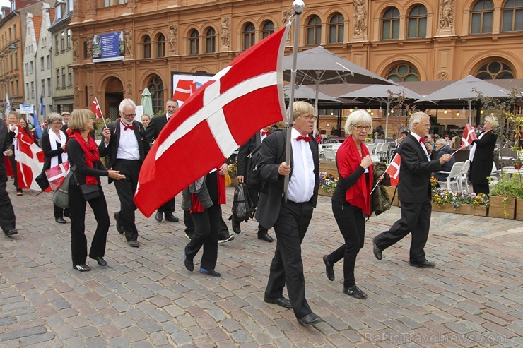 Ziemeļu un Baltijas valstu Dziesmu svētku dalībnieku gājiens Rīgas ielās norit lielās ovācijās 152712