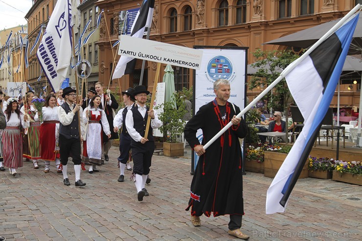 Ziemeļu un Baltijas valstu Dziesmu svētku dalībnieku gājiens Rīgas ielās norit lielās ovācijās 152713