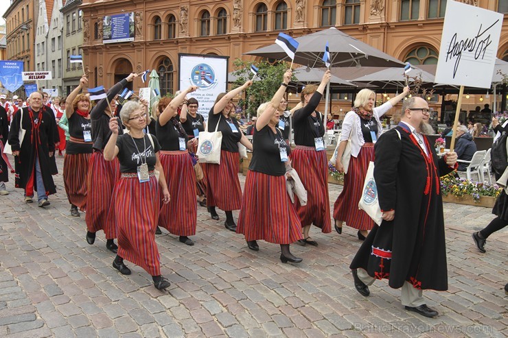 Ziemeļu un Baltijas valstu Dziesmu svētku dalībnieku gājiens Rīgas ielās norit lielās ovācijās 152714