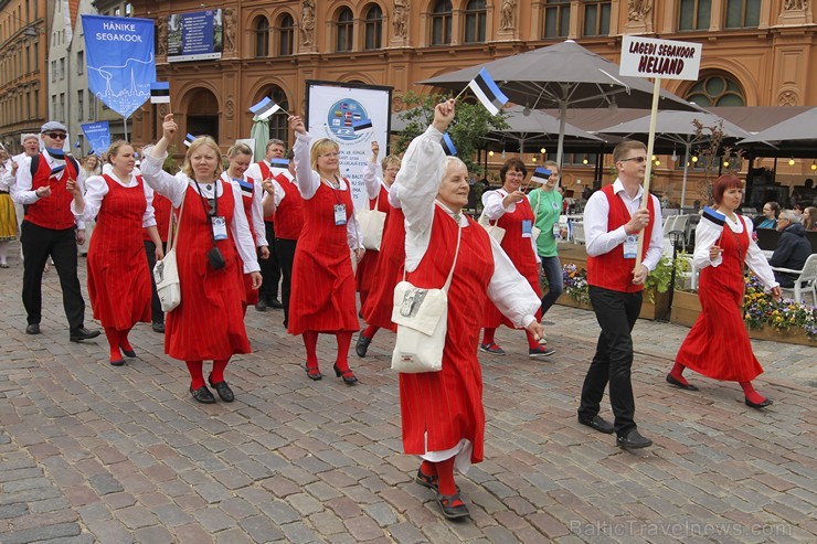 Ziemeļu un Baltijas valstu Dziesmu svētku dalībnieku gājiens Rīgas ielās norit lielās ovācijās 152715