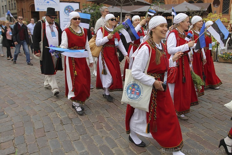 Ziemeļu un Baltijas valstu Dziesmu svētku dalībnieku gājiens Rīgas ielās norit lielās ovācijās 152716