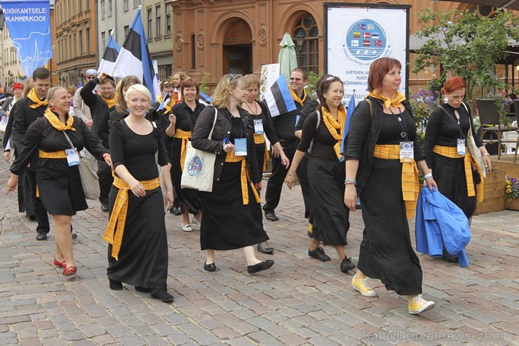 Ziemeļu un Baltijas valstu Dziesmu svētku dalībnieku gājiens Rīgas ielās norit lielās ovācijās 152719