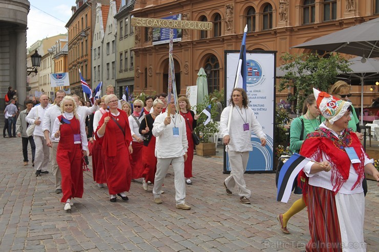 Ziemeļu un Baltijas valstu Dziesmu svētku dalībnieku gājiens Rīgas ielās norit lielās ovācijās 152720