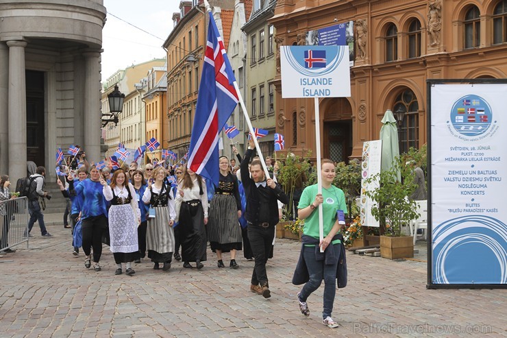 Ziemeļu un Baltijas valstu Dziesmu svētku dalībnieku gājiens Rīgas ielās norit lielās ovācijās 152721