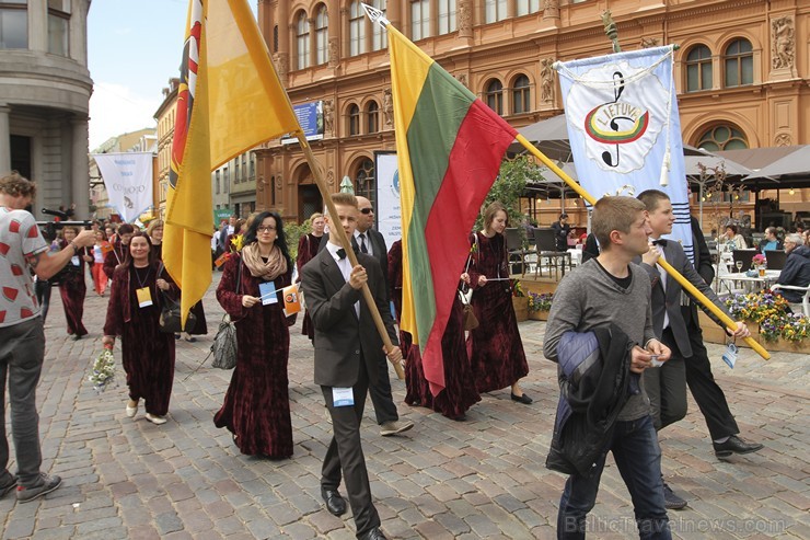 Ziemeļu un Baltijas valstu Dziesmu svētku dalībnieku gājiens Rīgas ielās norit lielās ovācijās 152723