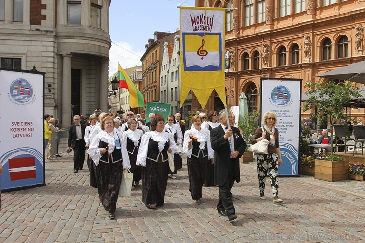 Ziemeļu un Baltijas valstu Dziesmu svētku dalībnieku gājiens Rīgas ielās norit lielās ovācijās 152725