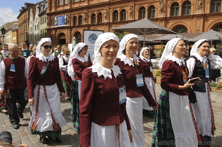 Ziemeļu un Baltijas valstu Dziesmu svētku dalībnieku gājiens Rīgas ielās norit lielās ovācijās 152726