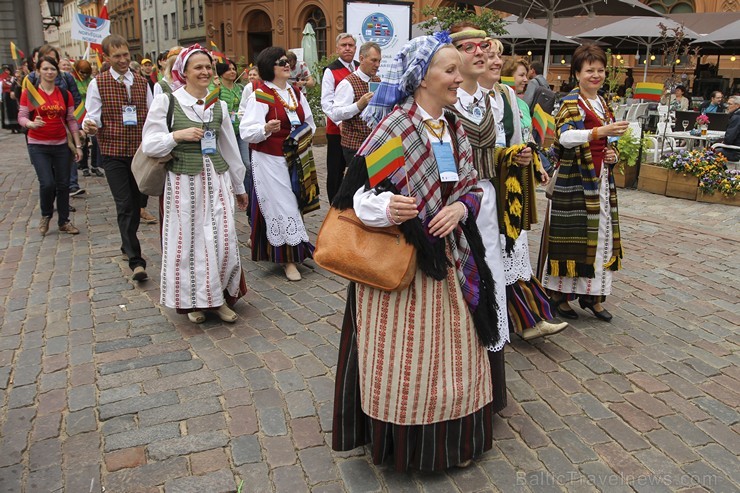 Ziemeļu un Baltijas valstu Dziesmu svētku dalībnieku gājiens Rīgas ielās norit lielās ovācijās 152730