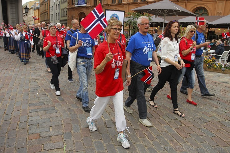 Ziemeļu un Baltijas valstu Dziesmu svētku dalībnieku gājiens Rīgas ielās norit lielās ovācijās 152732