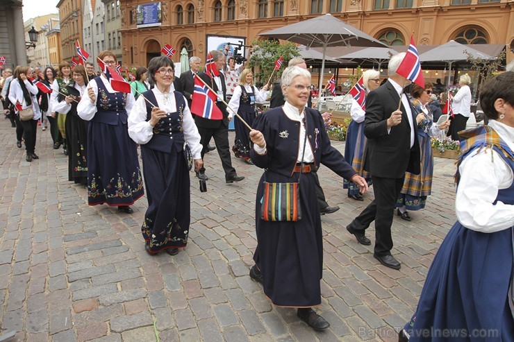 Ziemeļu un Baltijas valstu Dziesmu svētku dalībnieku gājiens Rīgas ielās norit lielās ovācijās 152733