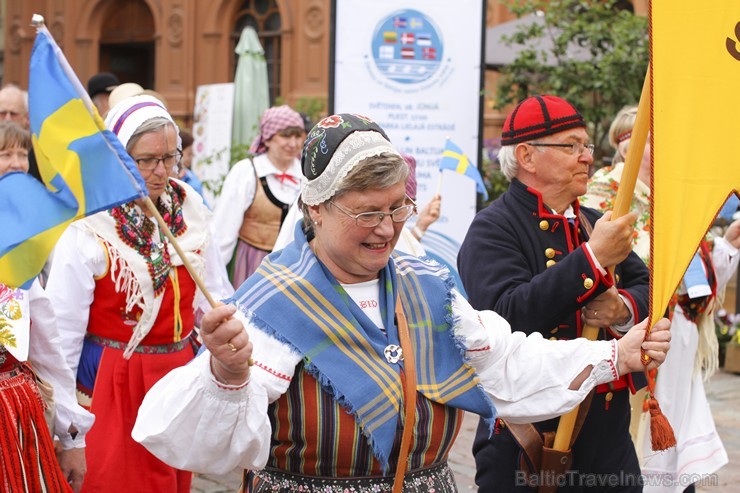 Ziemeļu un Baltijas valstu Dziesmu svētku dalībnieku gājiens Rīgas ielās norit lielās ovācijās 152739