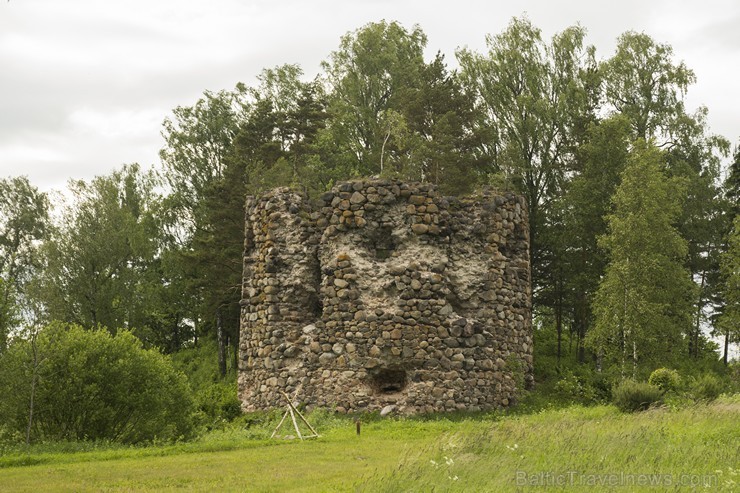 Kopš 14. gadsimta beigām, kad Rīgas arhibīskapa vasaļu pils pirmoreiz minēta dokumentos, līdz 1601. gada vasarai, kad to zviedru - poļu kara laikā nod 152958