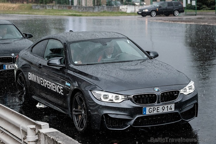 Biķernieku trasē ar jauno BMW M4 dodas BalticTravelnews.com direktors Aivars Mackevičs. Foto: Kārlis Dombrāns, Delfi.lv 153174