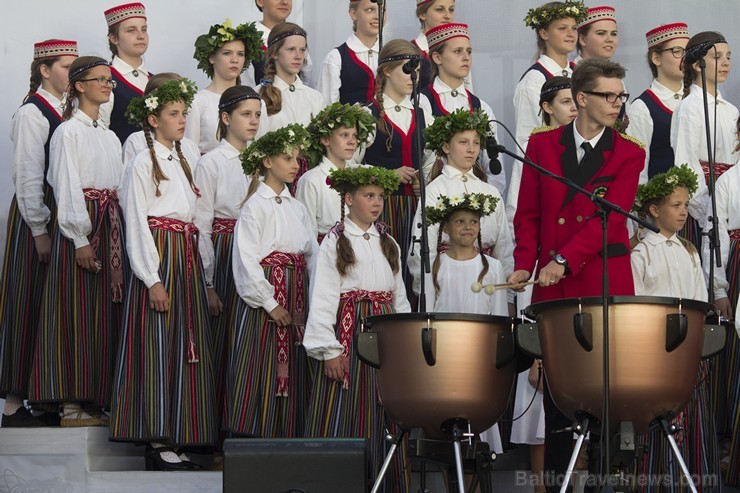 Tūkstošiem jauniešu 11. Novembra krastmalā piedalās svētku atvēršanā 153435