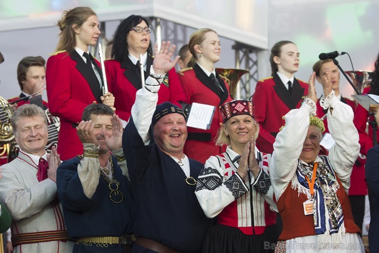 Tūkstošiem jauniešu 11. Novembra krastmalā piedalās svētku atvēršanā 153438