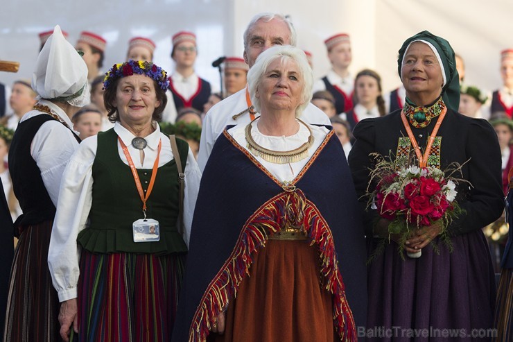 Tūkstošiem jauniešu 11. Novembra krastmalā piedalās svētku atvēršanā 153439