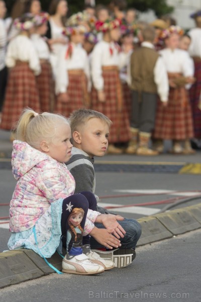 Tūkstošiem jauniešu 11. Novembra krastmalā piedalās svētku atvēršanā 153440