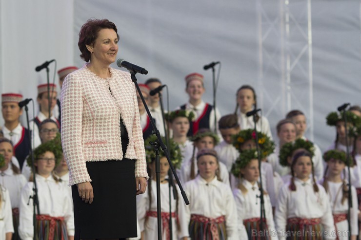 Tūkstošiem jauniešu 11. Novembra krastmalā piedalās svētku atvēršanā 153449