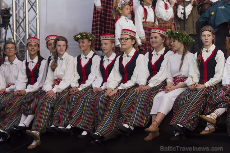 Tūkstošiem jauniešu 11. Novembra krastmalā piedalās svētku atvēršanā 153452