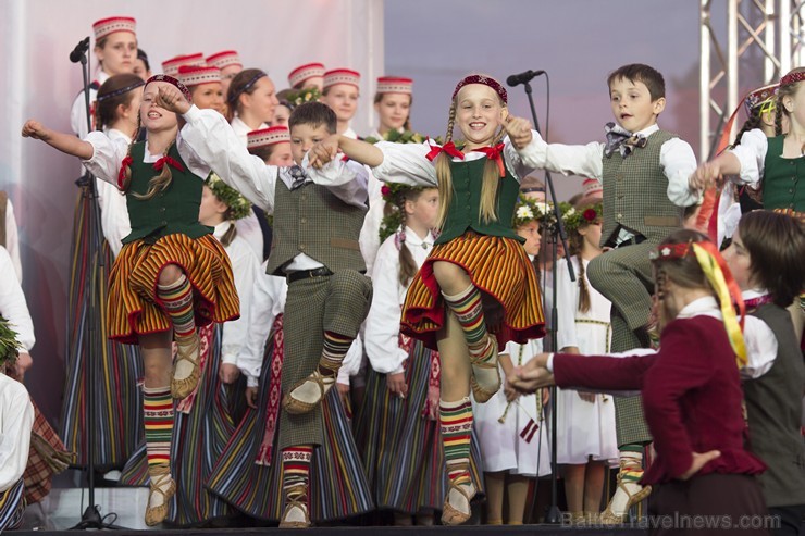 Tūkstošiem jauniešu 11. Novembra krastmalā piedalās svētku atvēršanā 153453