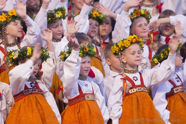 Tūkstošiem jauniešu 11. Novembra krastmalā piedalās svētku atvēršanā 153460