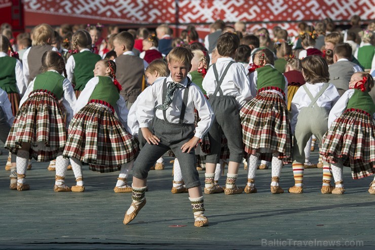 Aizvadīts tautas deju lieluzveduma «LĪDZ VARAVĪKSNEI TIKT» ģenerālmēģinājums 153476