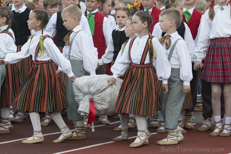 Aizvadīts tautas deju lieluzveduma «LĪDZ VARAVĪKSNEI TIKT» ģenerālmēģinājums 153484