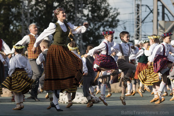 Aizvadīts tautas deju lieluzveduma «LĪDZ VARAVĪKSNEI TIKT» ģenerālmēģinājums 153486