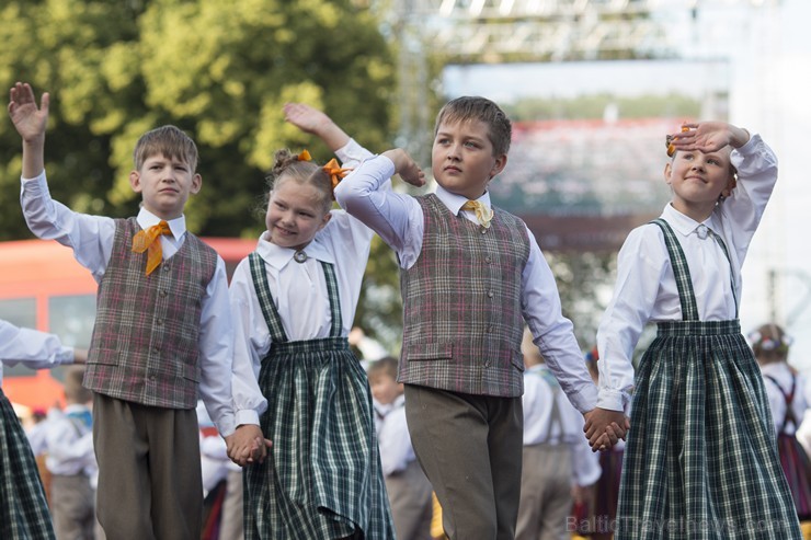 Aizvadīts tautas deju lieluzveduma «LĪDZ VARAVĪKSNEI TIKT» ģenerālmēģinājums 153487