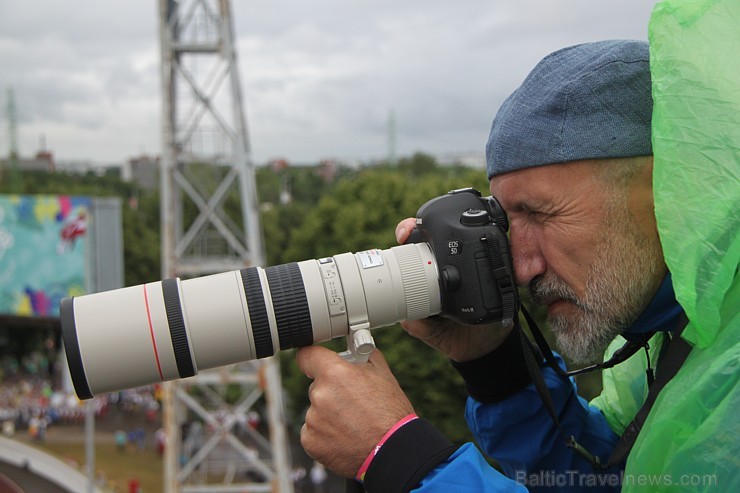 Mainīgos laika apstākļos (10.07.2015) dejotāji izdejo lieluzvedumu «Līdz varavīksnei tikt» 153614