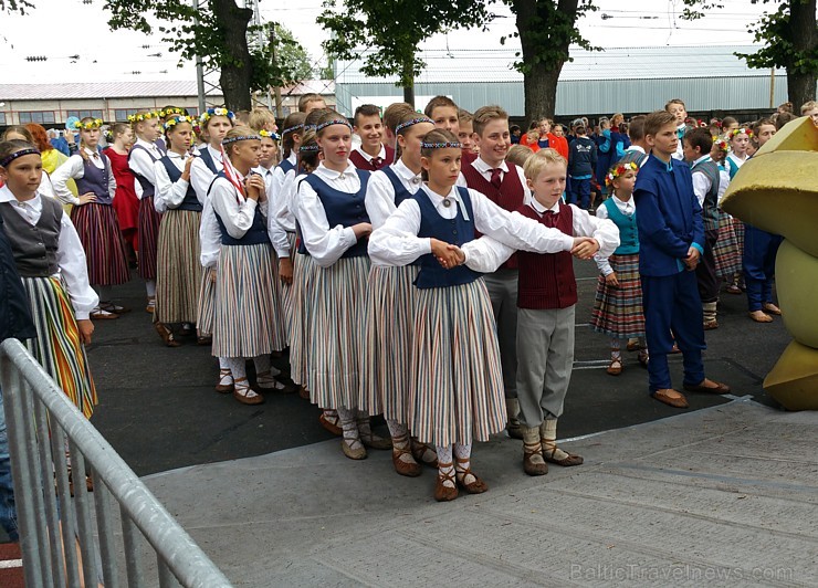 Mainīgos laika apstākļos (10.07.2015) dejotāji izdejo lieluzvedumu «Līdz varavīksnei tikt» 153619