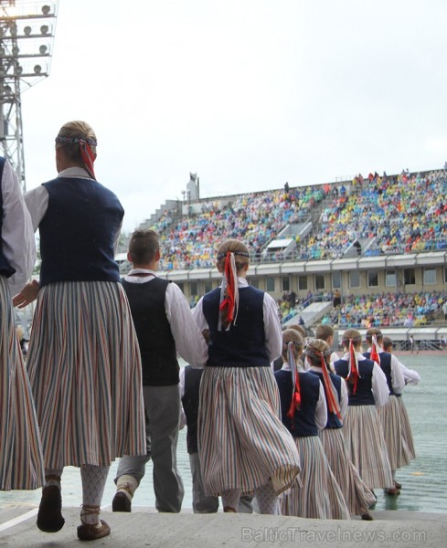 Mainīgos laika apstākļos (10.07.2015) dejotāji izdejo lieluzvedumu «Līdz varavīksnei tikt» 153620