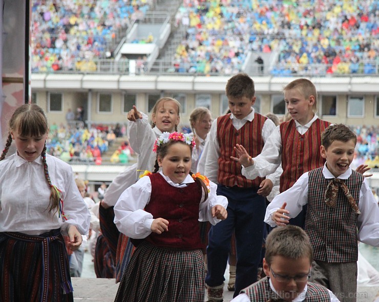 Mainīgos laika apstākļos (10.07.2015) dejotāji izdejo lieluzvedumu «Līdz varavīksnei tikt» 153621