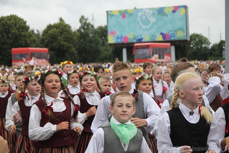 Mainīgos laika apstākļos (10.07.2015) dejotāji izdejo lieluzvedumu «Līdz varavīksnei tikt» 153628