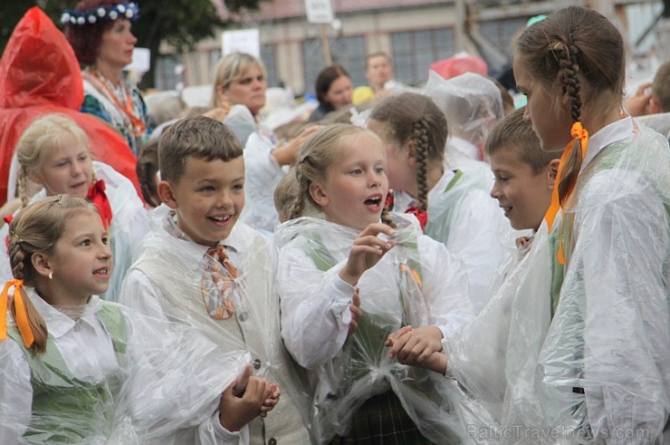 Mainīgos laika apstākļos (10.07.2015) dejotāji izdejo lieluzvedumu «Līdz varavīksnei tikt» 153663