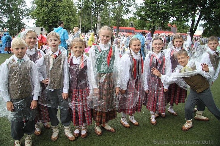 Mainīgos laika apstākļos (10.07.2015) dejotāji izdejo lieluzvedumu «Līdz varavīksnei tikt» 153664