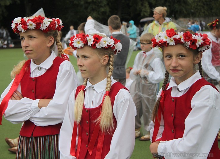 Mainīgos laika apstākļos (10.07.2015) dejotāji izdejo lieluzvedumu «Līdz varavīksnei tikt» 153668