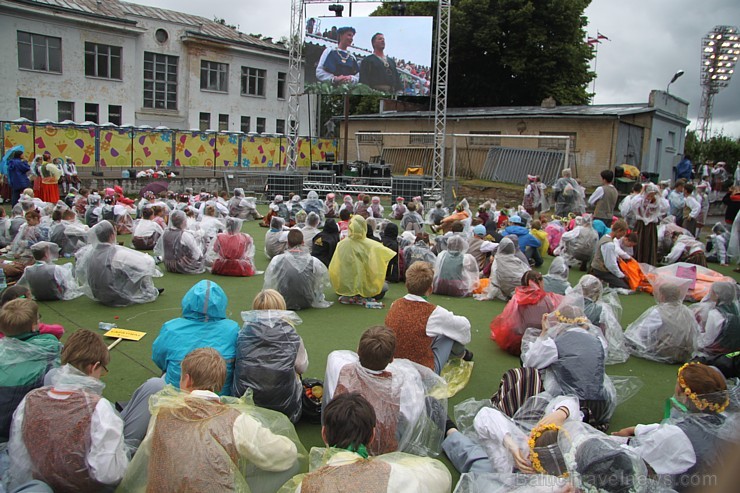 Mainīgos laika apstākļos (10.07.2015) dejotāji izdejo lieluzvedumu «Līdz varavīksnei tikt» 153669